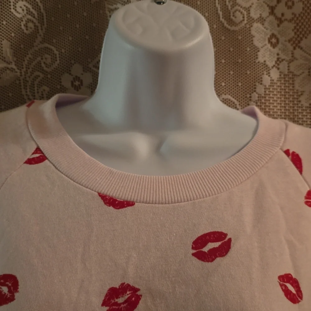 Colsie Women's L Oversized Pink Sweatshirt Red Lip Valentine's Day‎ Design